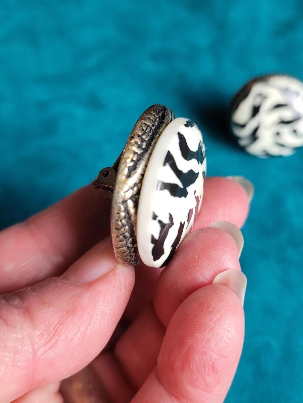 Chunky Black and White Abstract Zebra Clip-On Earrings Vintage Style - Picture 2 of 3